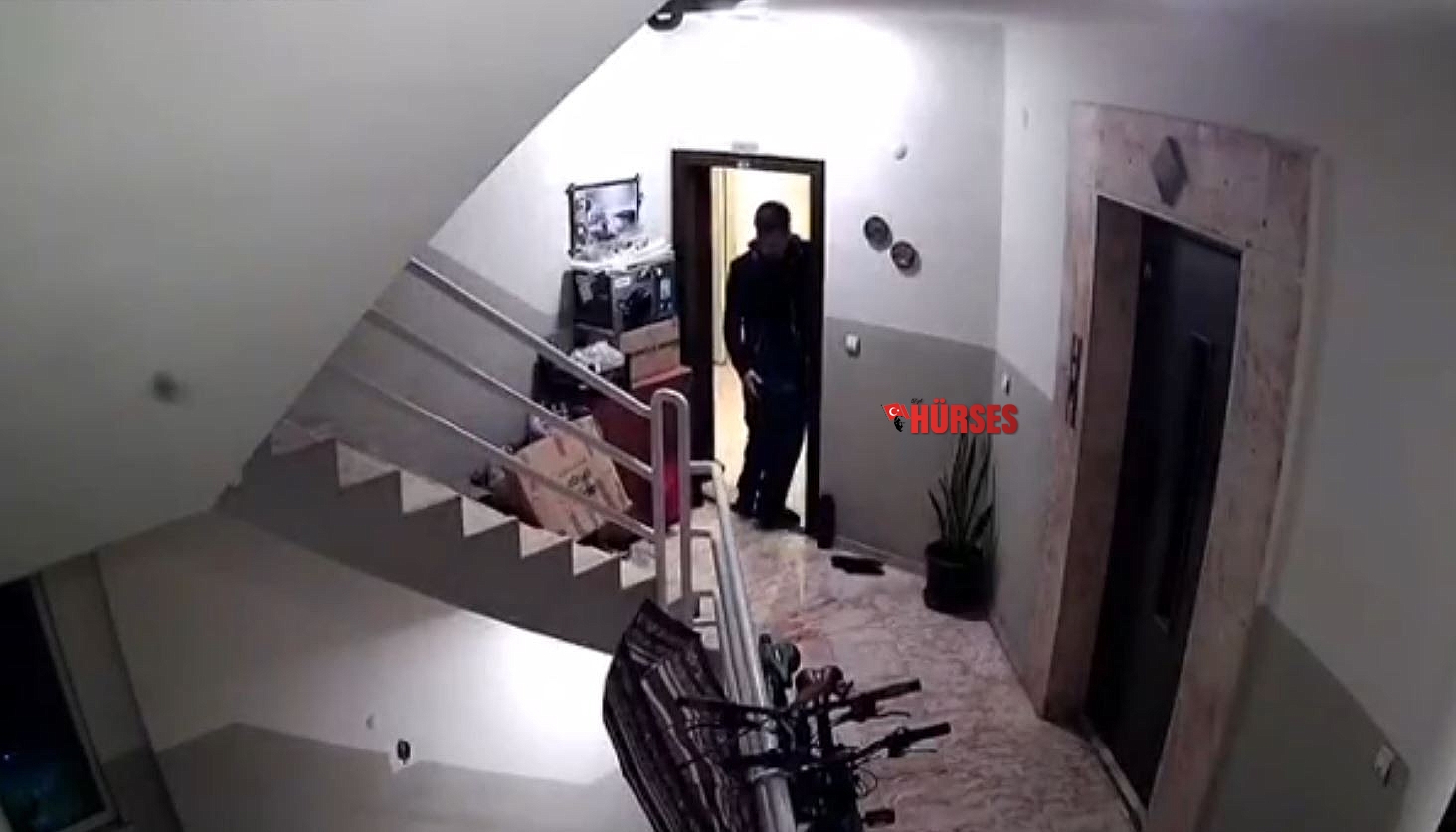 Kilitli bisikletleri çalmak istedi, açılan kapı tüm planlarını bozdu