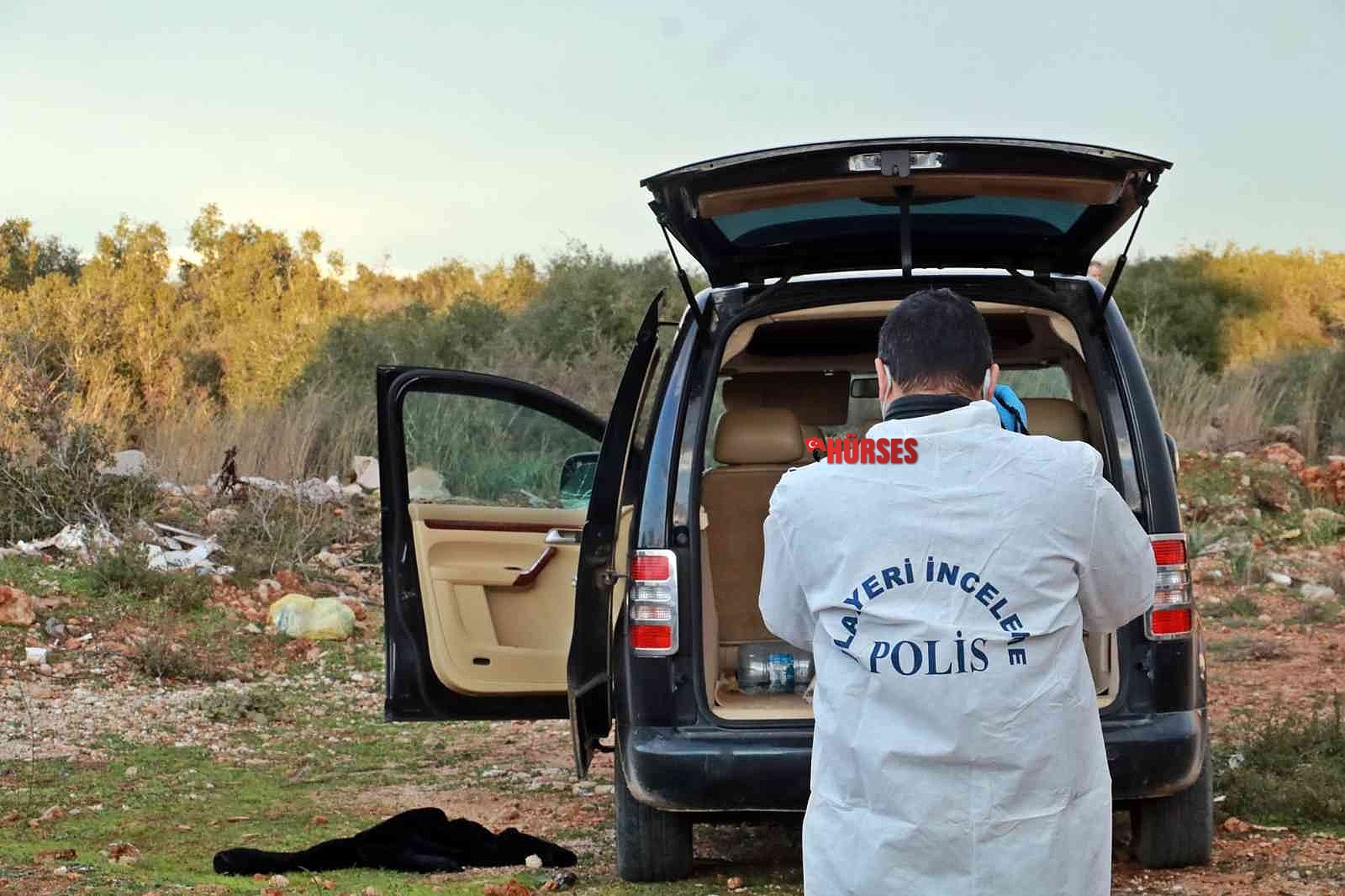 Otomobilin camını kırıp 30 bin liralık bilgisayar çaldılar, köşeye sıkışınca araçlarını bırakıp kaçtılar