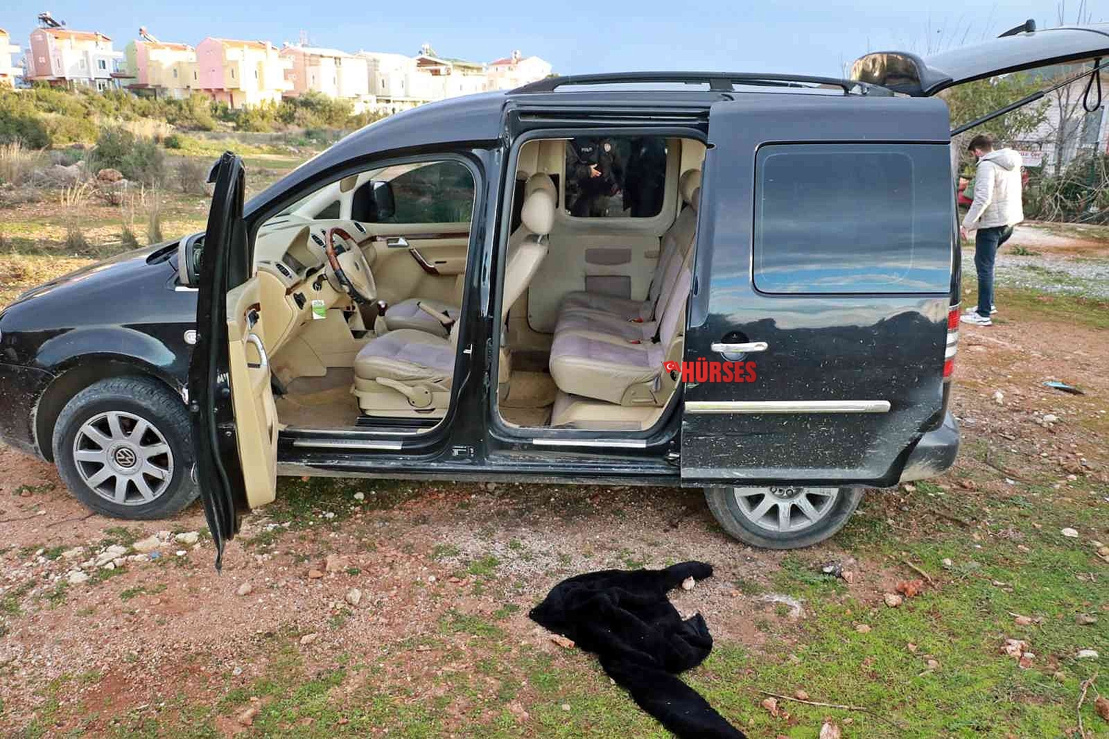 Otomobilin camını kırıp 30 bin liralık bilgisayar çaldılar, köşeye sıkışınca araçlarını bırakıp kaçtılar