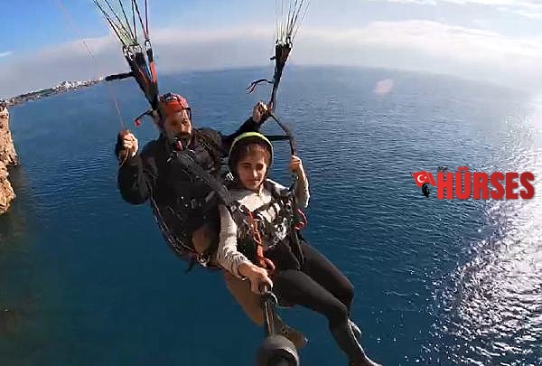 Yamaç paraşütüne misinanın dolandığı anlar kamerada