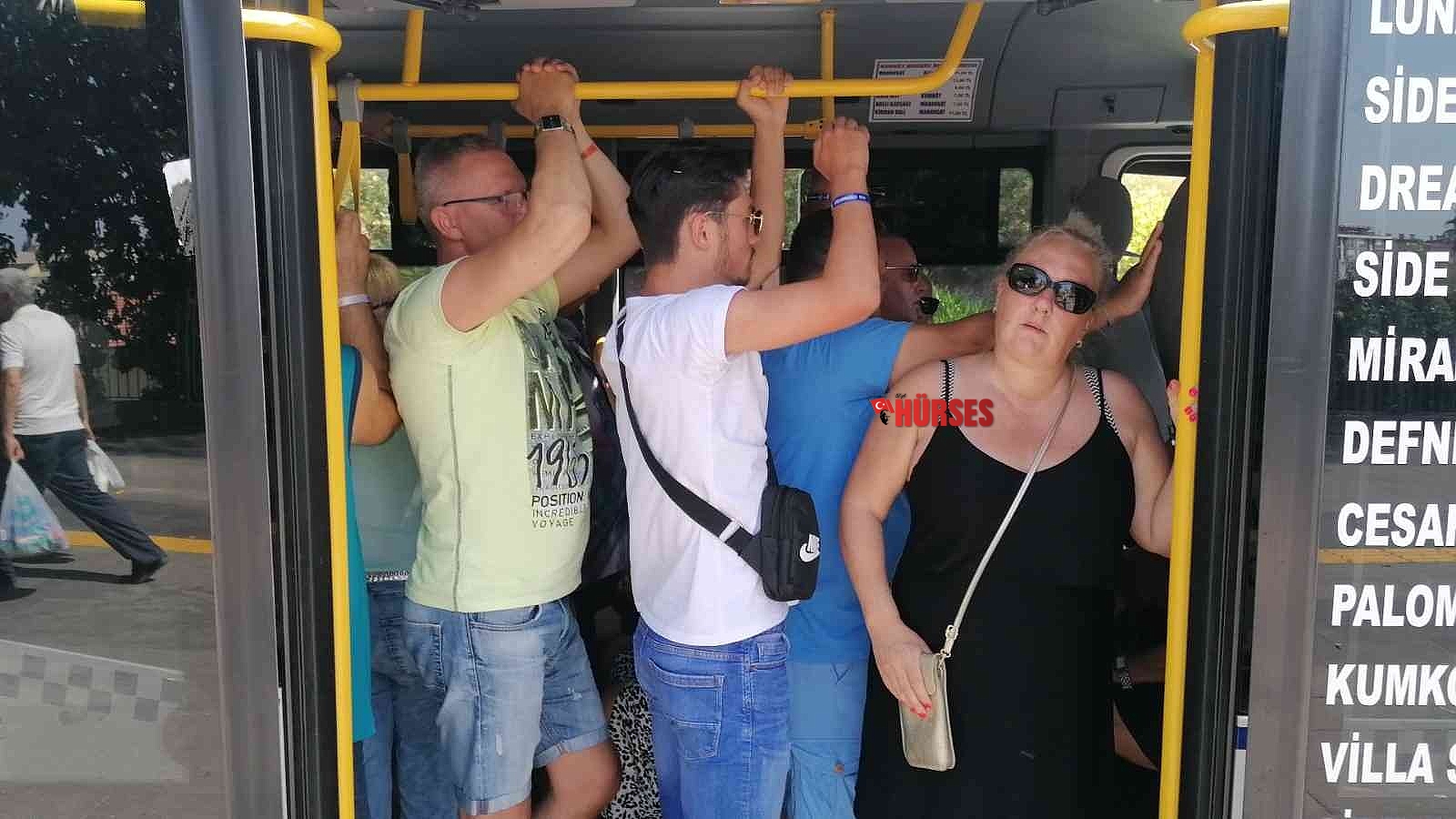 Ağzına kadar turist dolu minibüs polise yakalandı, araç 15 gün trafikten men edildi