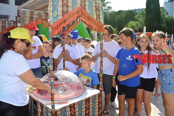 Antalya'da kalan Ukraynalı yetimlere Türkçe öğretilecek