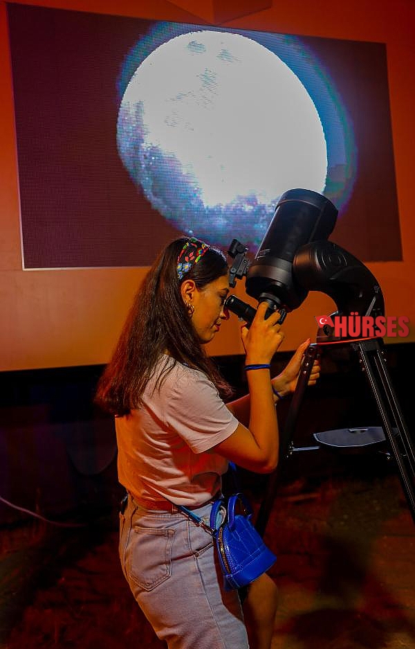 Turistler, teleskopla uzayı keşfediyor