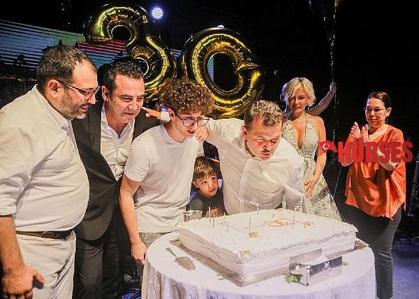 Ferhat Göçer ve Ömür Gedik Sherwood Otelleri 30'uncu yıl kutlamalarında sahne aldı