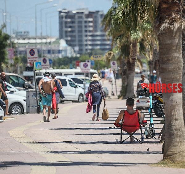 Sıcak hava Antalya'yı kavurdu; hayvanlar buzlu meyve ve fıskiyeyle serinletildi