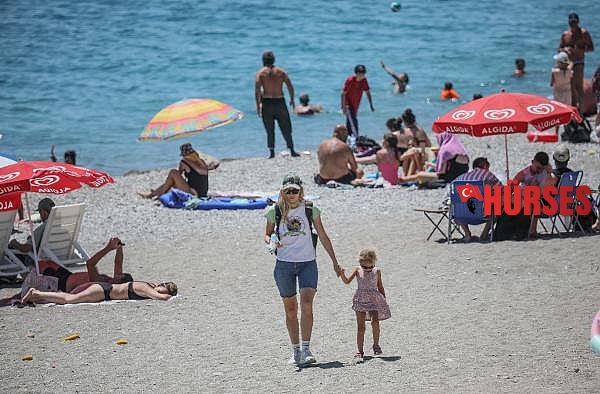 Sıcak hava Antalya'yı kavurdu; hayvanlar buzlu meyve ve fıskiyeyle serinletildi