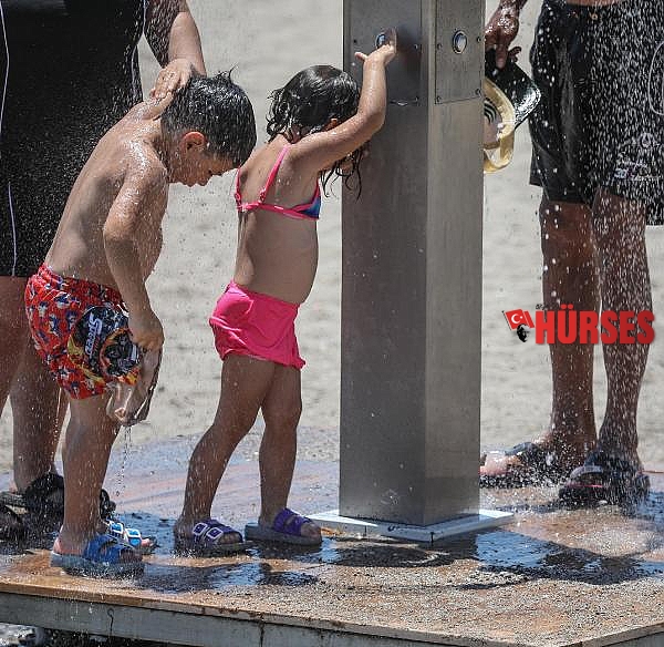 Sıcak hava Antalya'yı kavurdu; hayvanlar buzlu meyve ve fıskiyeyle serinletildi
