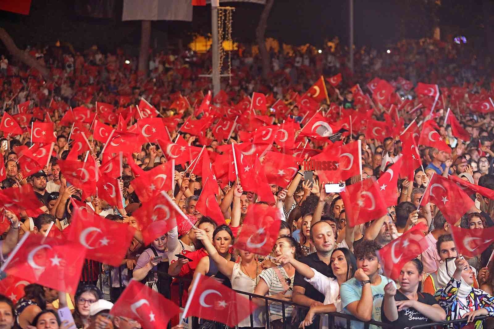 Büyük Zafer'in 100. yılı Tan Taşçı konseriyle kutlandı