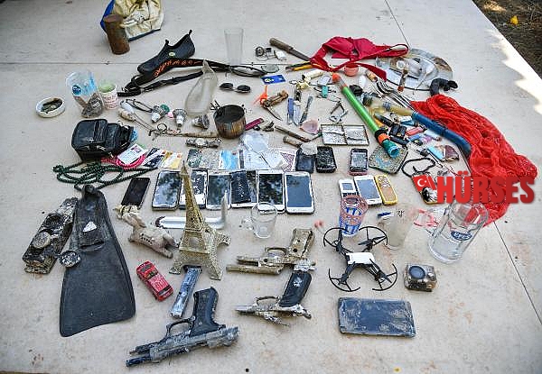 Su altından çıkarılan takma diş, silah ve cep telefonları sergiye çıkıyor