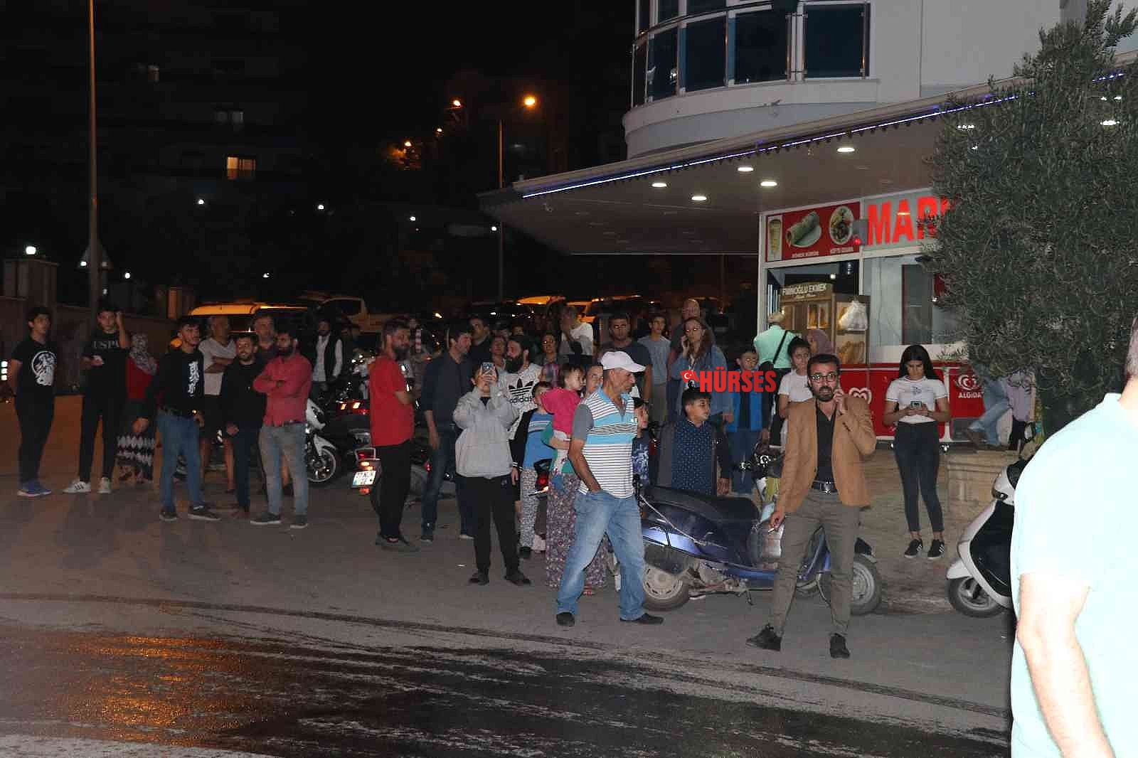 Alanya'da tadilatta olan lisenin çatısı alev alev yandı
