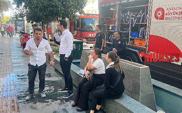 Antalya'da AVM'de yangın; itfaiye eri, solunum cihazı maskesini çalışana verdi