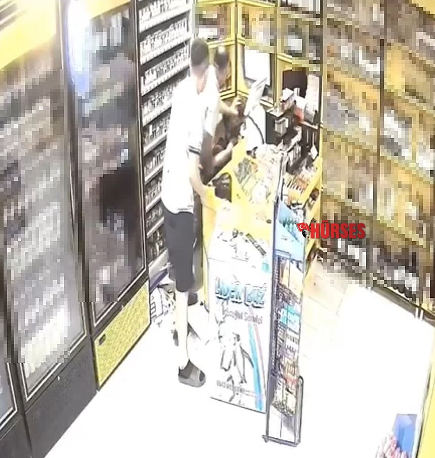 Baba ve oğlunun, genç marketçiyle kavga anları kamerada