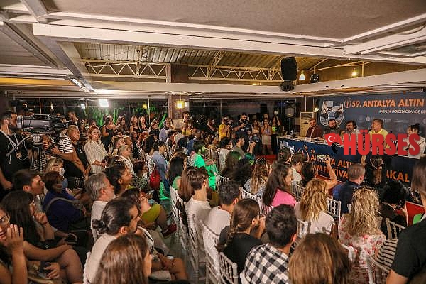 Dünya prömiyeri Cannes'da, Türkiye prömiyeri Altın Portakal'da
