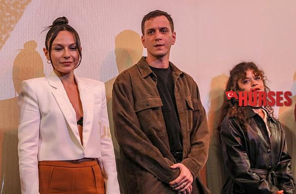Dünya prömiyeri Cannes'da, Türkiye prömiyeri Altın Portakal'da