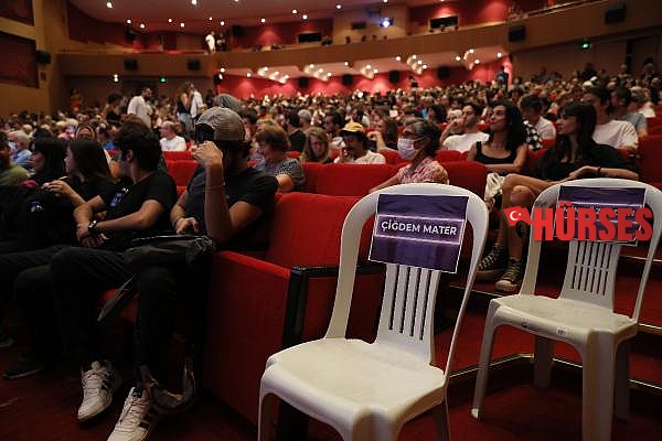 Dünya prömiyeri Cannes'da, Türkiye prömiyeri Altın Portakal'da