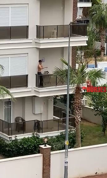 Lüks sitede oturan gencin balkonda yaptıkları yürekleri ağza getirdi