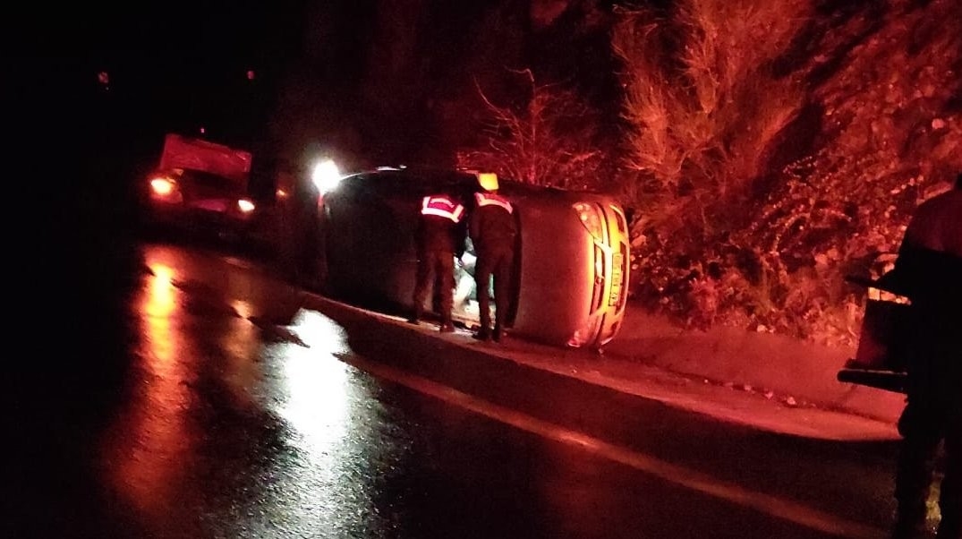 Antalya'da hafif ticari araç takla attı: 3 yaralı