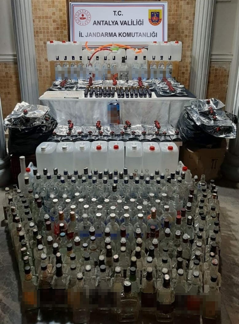 Antalya'da yılbaşı öncesi kaçak içki operasyonu