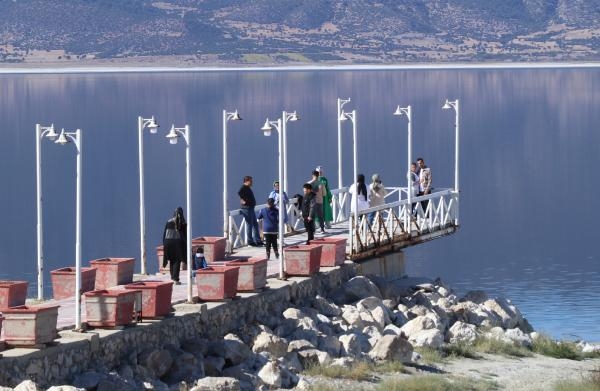 Çekilme olan Burdur Gölü'nde iskele, 18 metre uzaklaştı