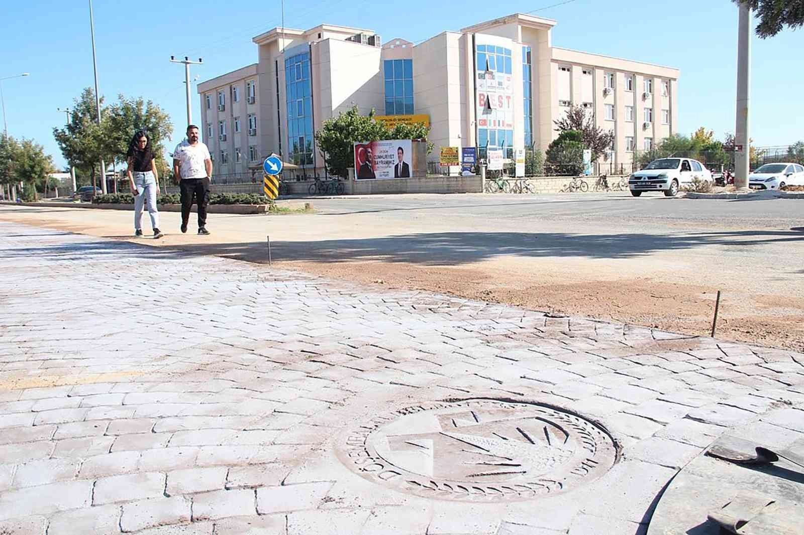 Döşemealtı'na renkli baskı beton kaldırım