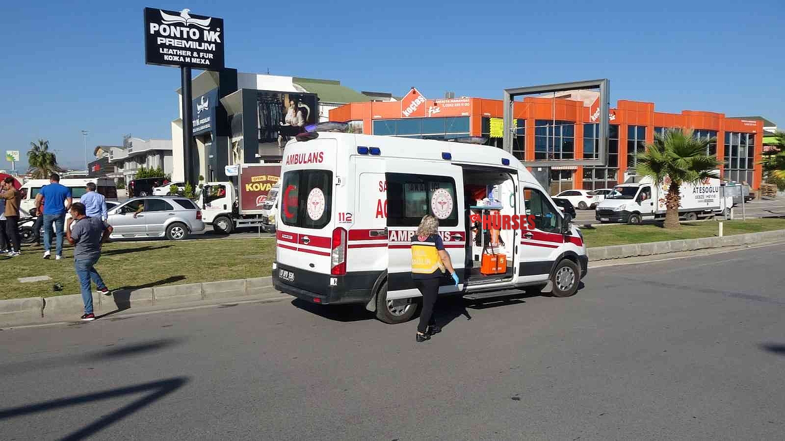 Hasta almaya giden ambulans otomobille çarpıştı: 2 yaralı