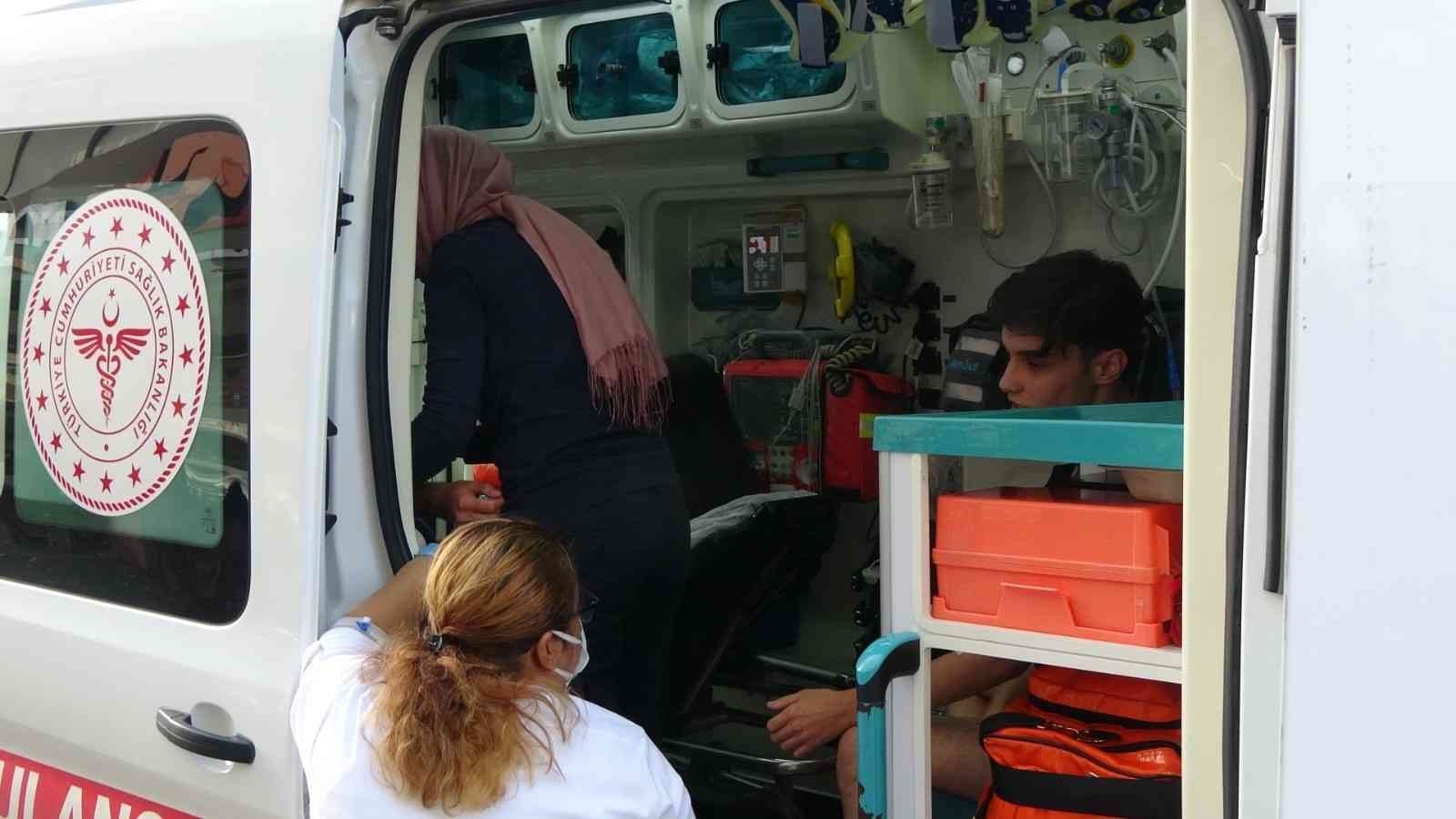 Park halindeki araca çarpan otomobil takla attı: 3 yaralı