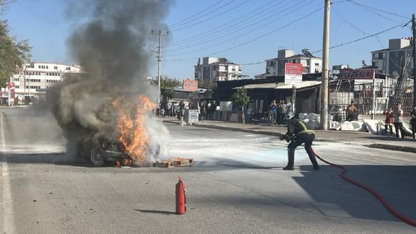 Satış için notere götürmeye hazırlandığı otomobili alev alev yandı