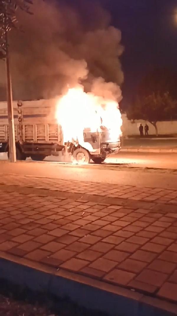 Seyir halindeki kamyonetin alev topuna döndüğü anlar kamerada