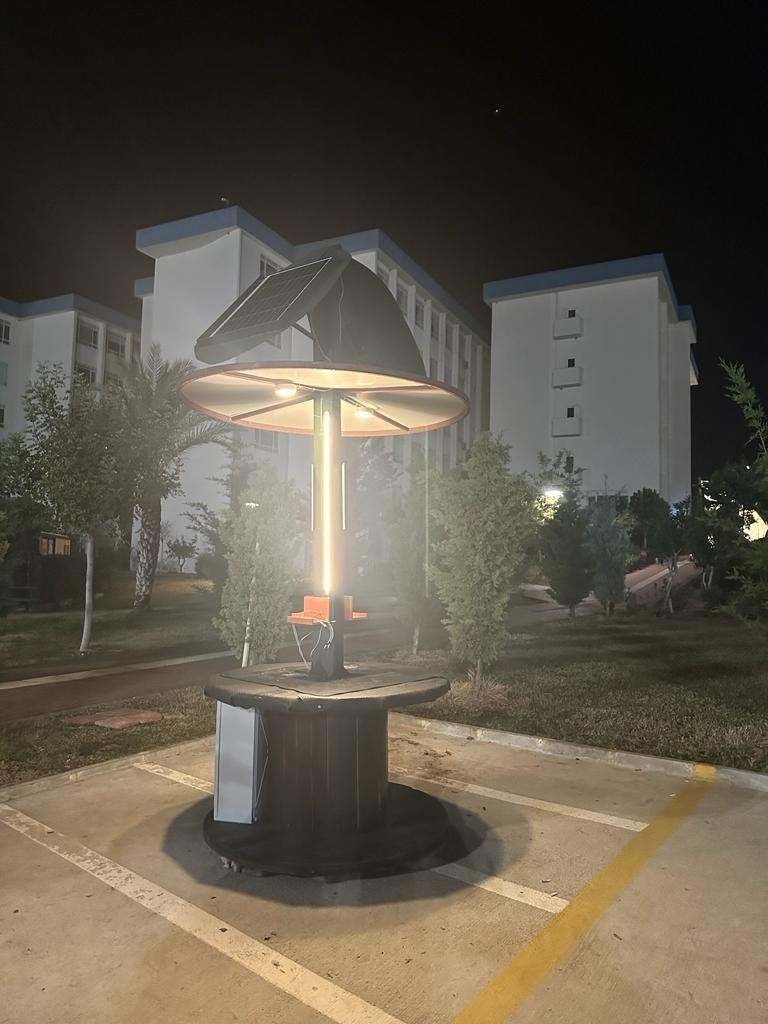 ALKÜ'lü öğrencilerden güneş enerjili şarj istasyonu