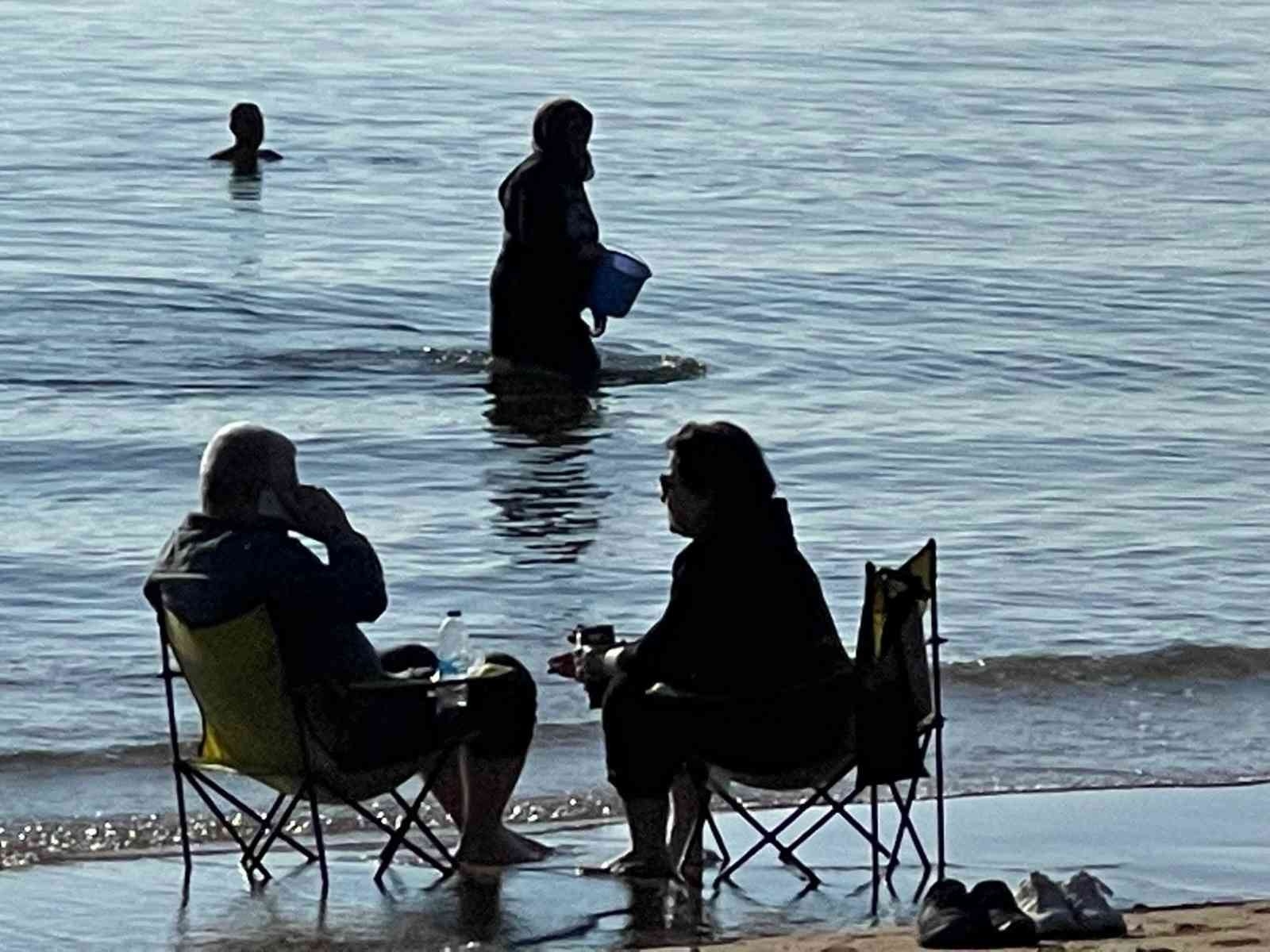 Antalya'da aralık ayının ortasında deniz keyfi