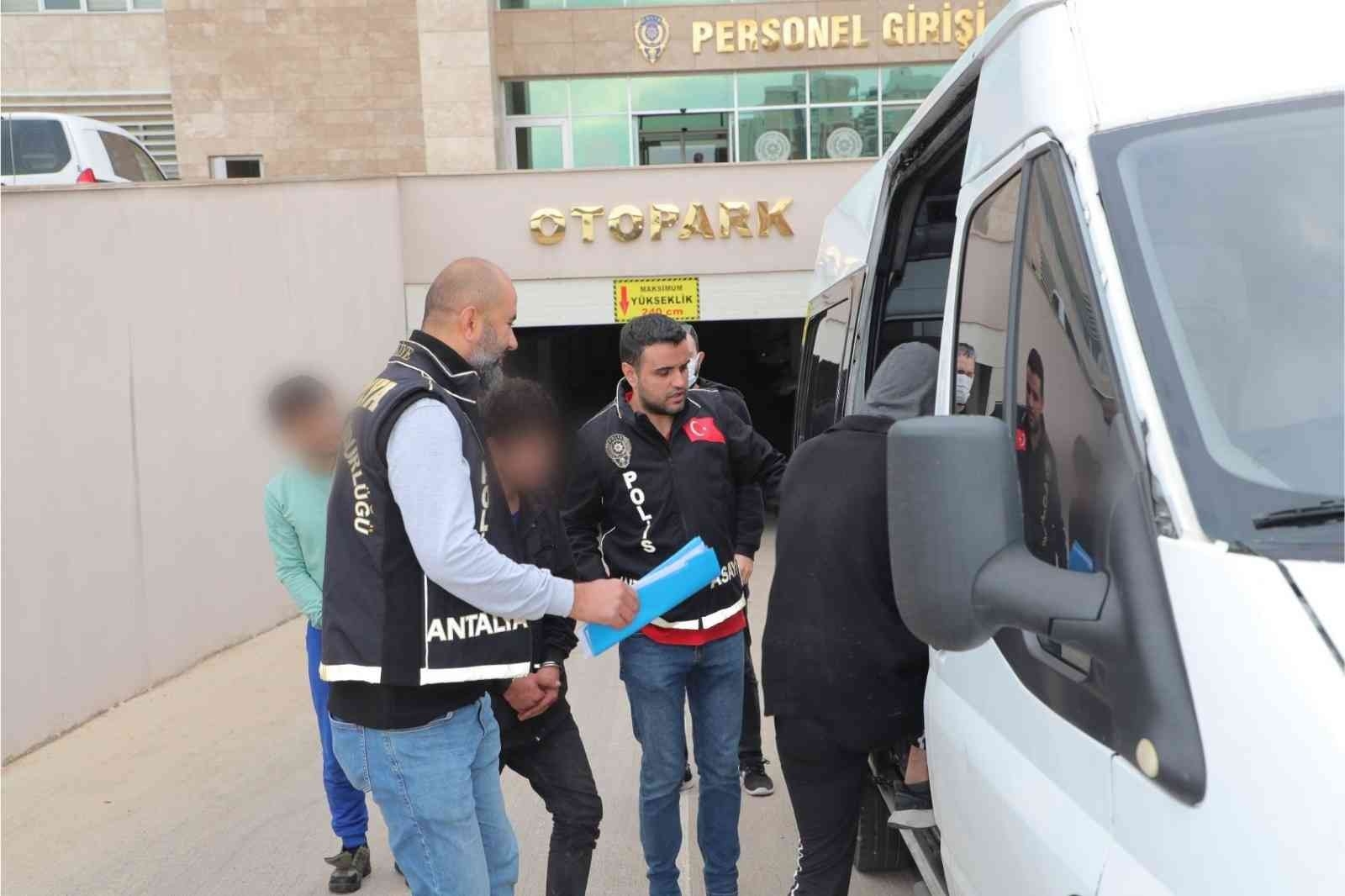 Antalya'da aranan 70 şüpheli yakalandı