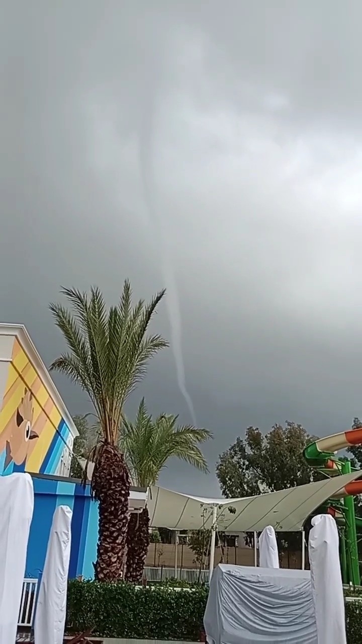 Antalya'da korkutan hortum kamerada