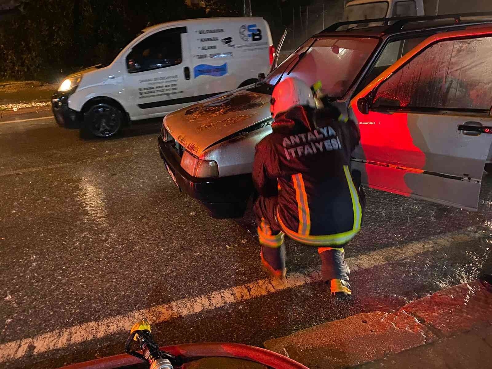 Antalya'da seyir halindeki otomobilde yangın