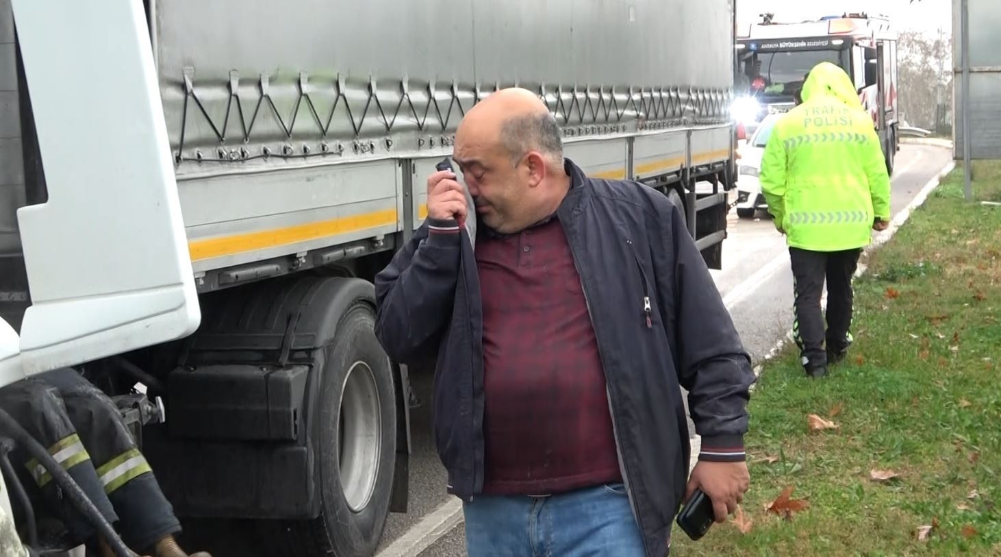 Antalya'da seyir halindeki tır, yanmaktan son anda kurtuldu