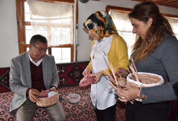 Atık kağıtlardan ekmek sepeti yapıyorlar