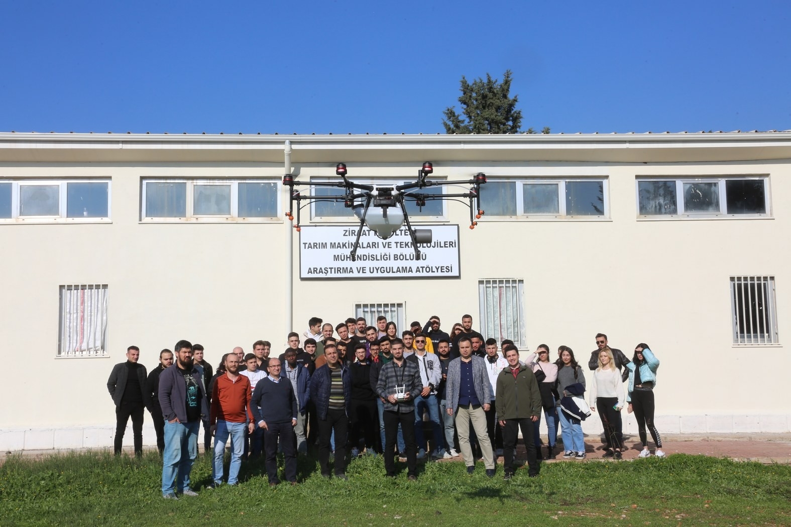 AÜ üZiraat Fakültesi'ne eğitim ve ar-ge amaçlı ilaçlama dronu hibe edildi