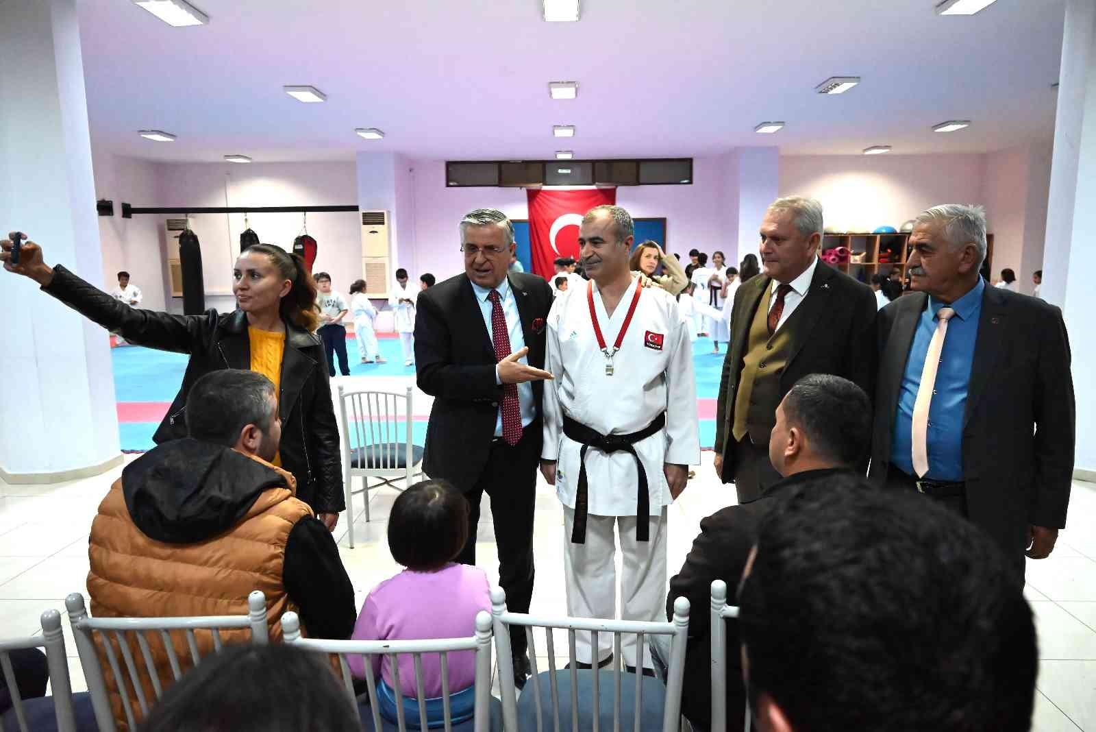 Başkan Topaloğlu:" "Sağlıklı bir gençlik yetiştirmek için uğraşıyoruz."