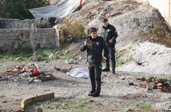 Boş arazide kadın cesedi bulundu