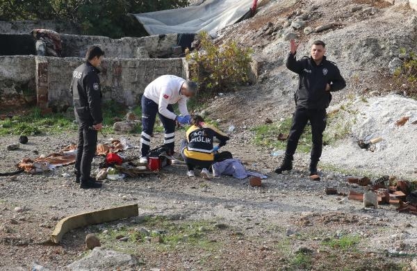 Boş arazide kadın cesedi bulundu