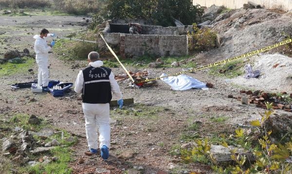 Boş arazide kadın cesedi bulundu