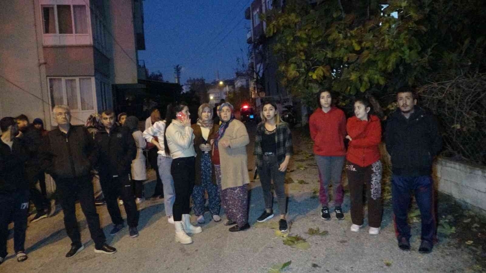 Evin 3'üncü katı alev topuna döndü, mahalleli sokağa döküldü