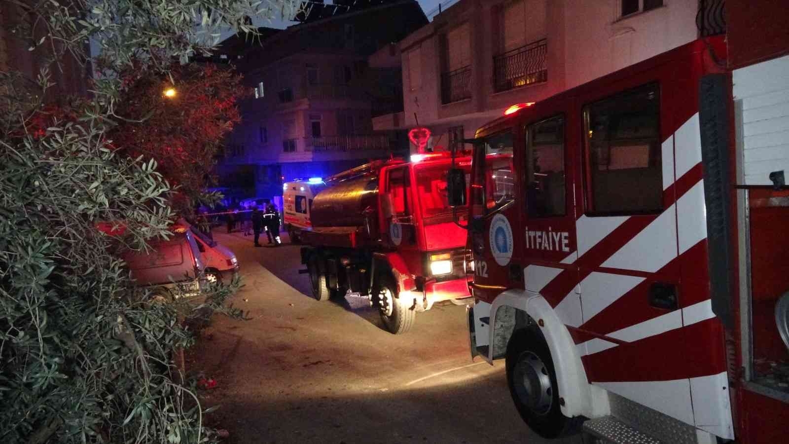 Evin 3'üncü katı alev topuna döndü, mahalleli sokağa döküldü