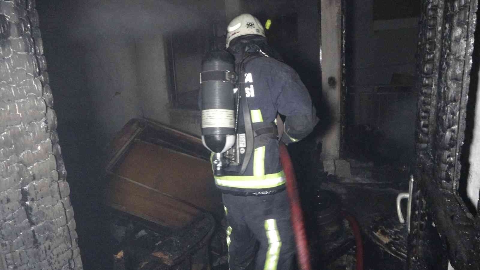 Evin 3'üncü katı alev topuna döndü, mahalleli sokağa döküldü