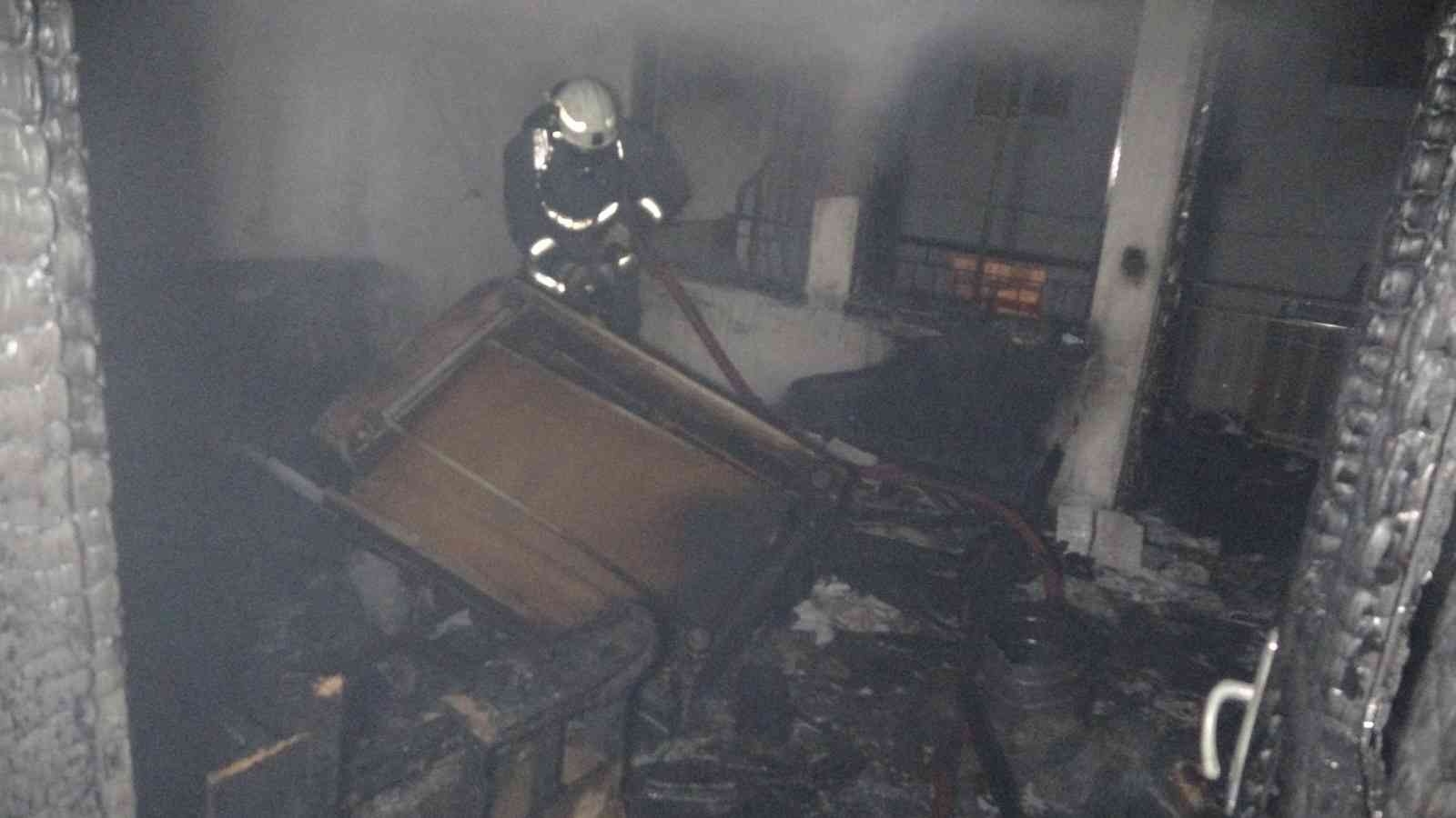 Evin 3'üncü katı alev topuna döndü, mahalleli sokağa döküldü