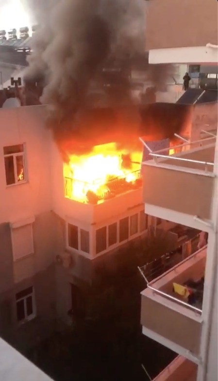 Evin 3'üncü katı alev topuna döndü, mahalleli sokağa döküldü