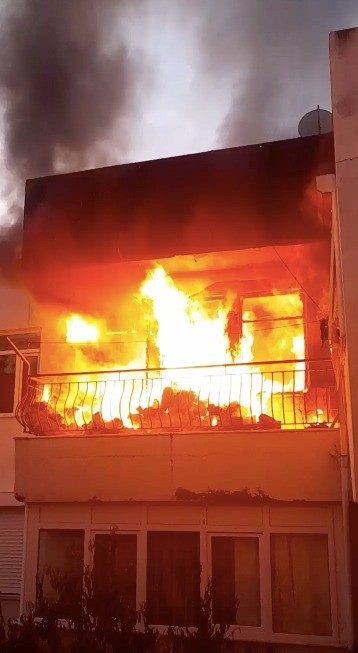 Evin 3'üncü katı alev topuna döndü, mahalleli sokağa döküldü