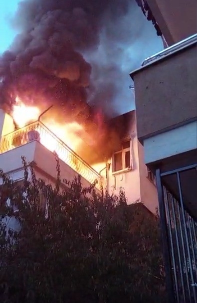 Evin 3'üncü katı alev topuna döndü, mahalleli sokağa döküldü