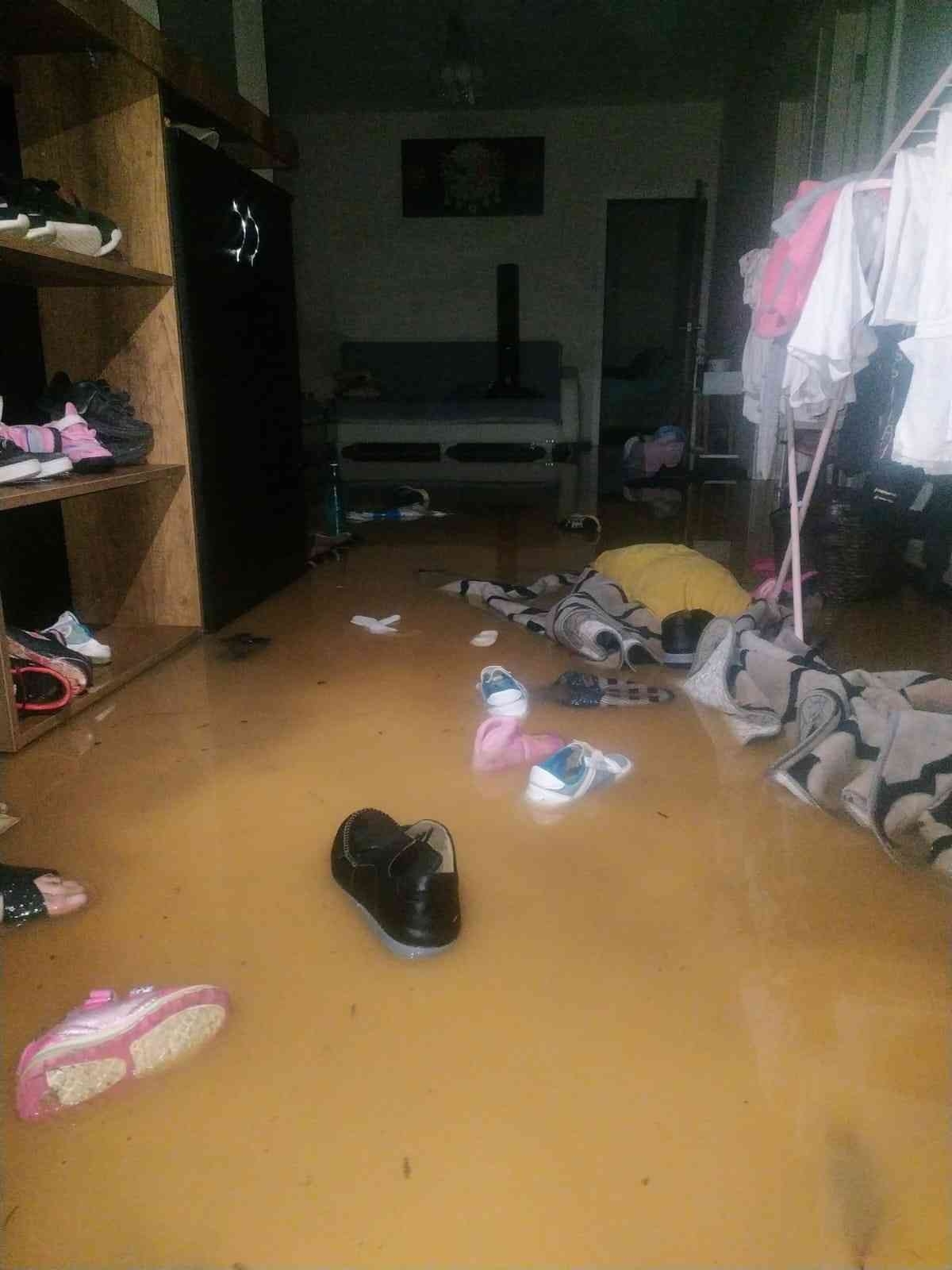 Evine giren yağmur suyunu tahliye etmek için bahçe duvarını yıktı