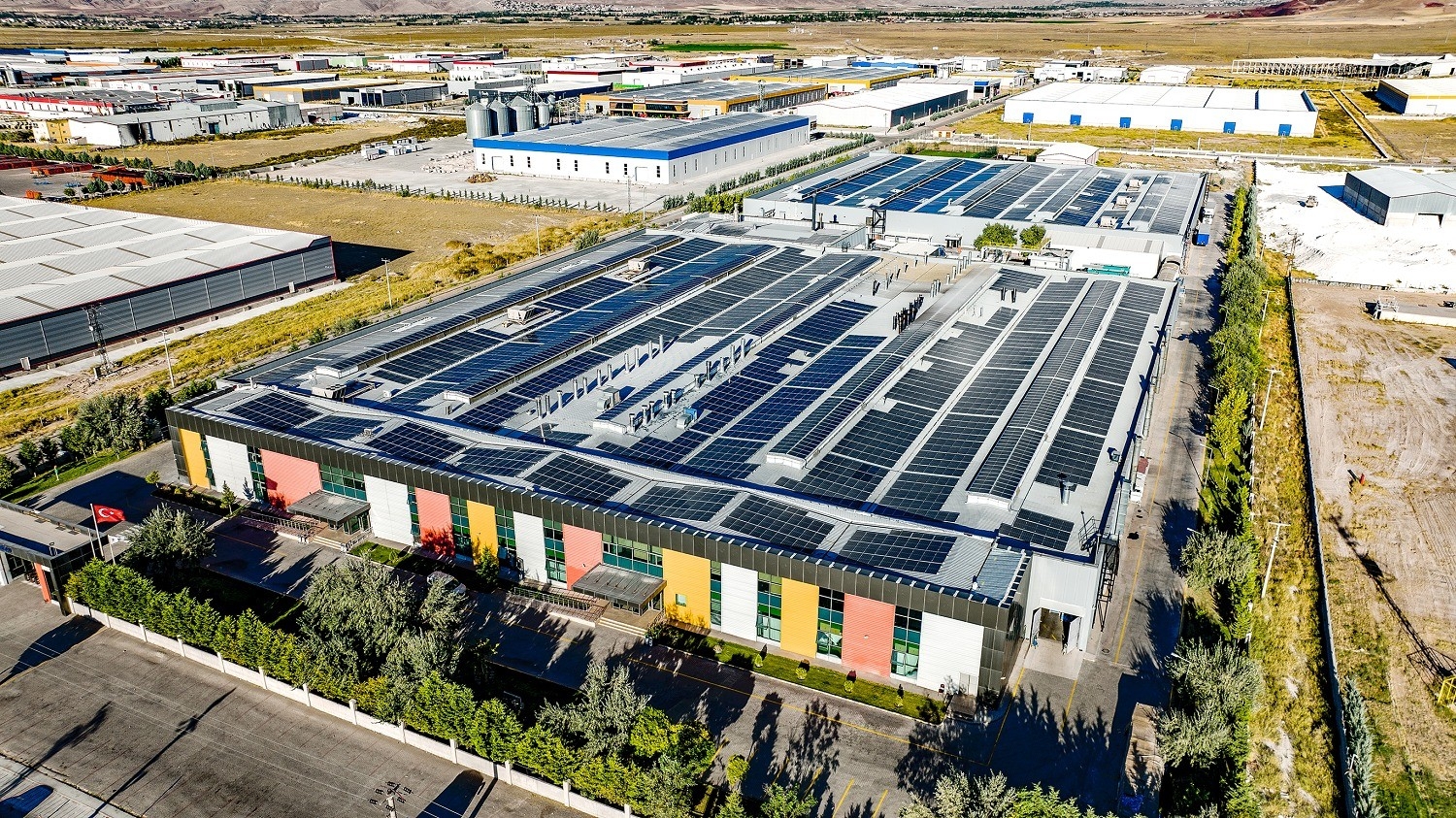 Fabrikalar GES ile sürdürülebilir enerjiye katkı veriyor