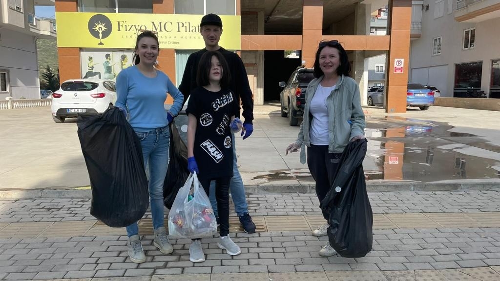 Gazipaşa'da yaşayan yerleşik Ruslar, cadde ve sokaklarda çöp topladı